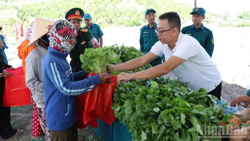 Lan tỏa nghĩa tình quân-dân từ những “Gian hàng 0 đồng”