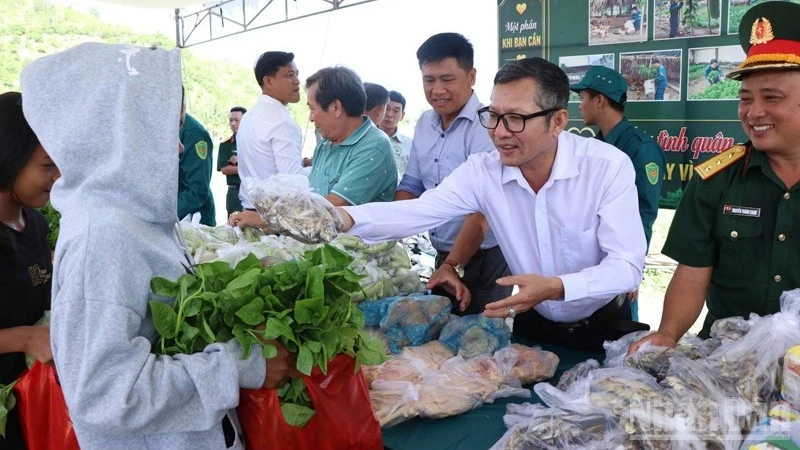 Lan tỏa nghĩa tình quân-dân từ những “Gian hàng 0 đồng”
