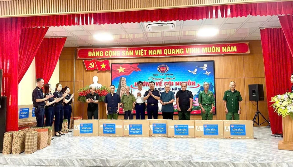 Lan tỏa nghĩa tình tri ân từ những việc làm thiết thực của ngành Hải quan Lan tỏa nghĩa tình tri ân từ những việc làm thiết thực của ngành Hải quan