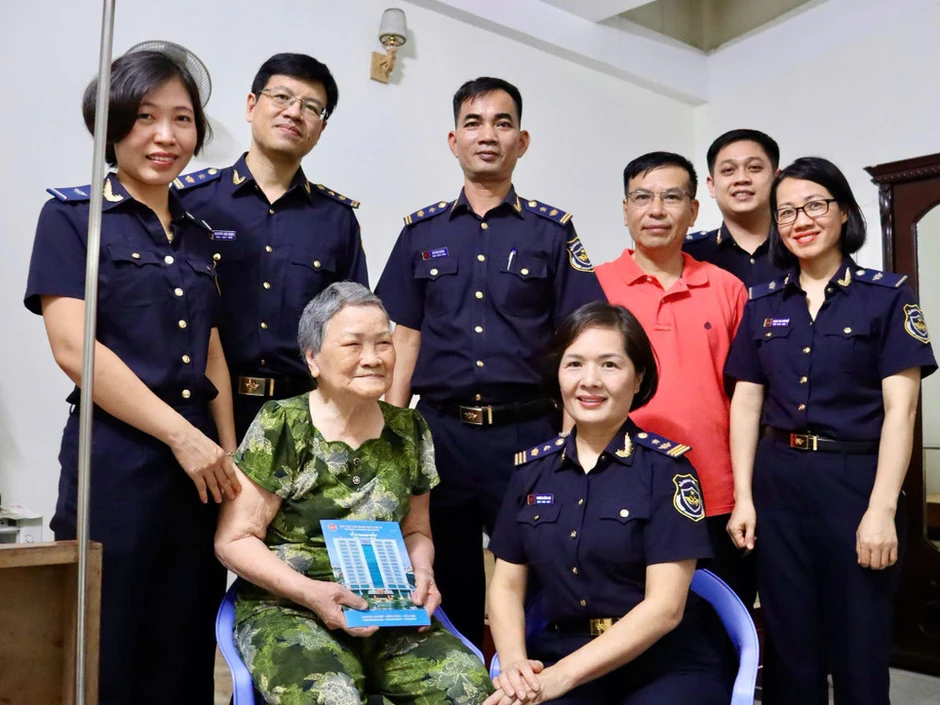 Lan tỏa nghĩa tình tri ân từ những việc làm thiết thực của ngành Hải quan Lan tỏa nghĩa tình tri ân từ những việc làm thiết thực của ngành Hải quan