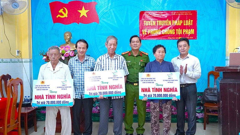 Lan tỏa nghĩa tình vì nhân dân phục vụ Lan tỏa nghĩa tình vì nhân dân phục vụ