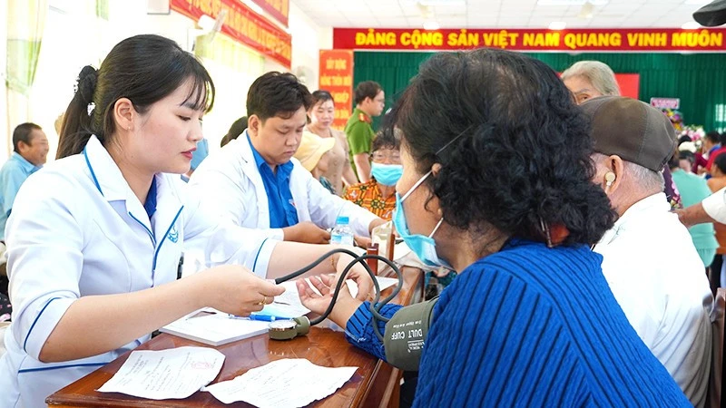Lan tỏa nghĩa tình vì nhân dân phục vụ Lan tỏa nghĩa tình vì nhân dân phục vụ