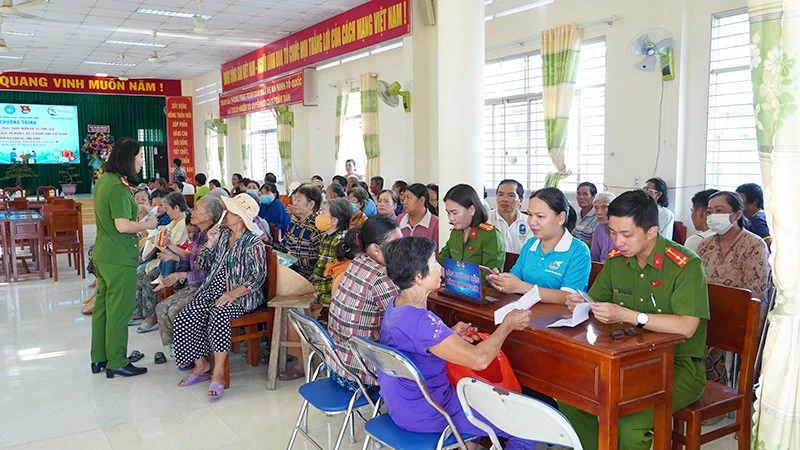 Lan tỏa nghĩa tình vì nhân dân phục vụ Lan tỏa nghĩa tình vì nhân dân phục vụ