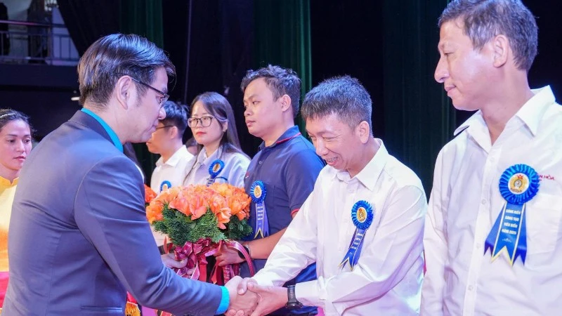 Lan tỏa tinh thần vì người lao động và thi đua lao động giỏi Lan tỏa tinh thần vì người lao động và thi đua lao động giỏi