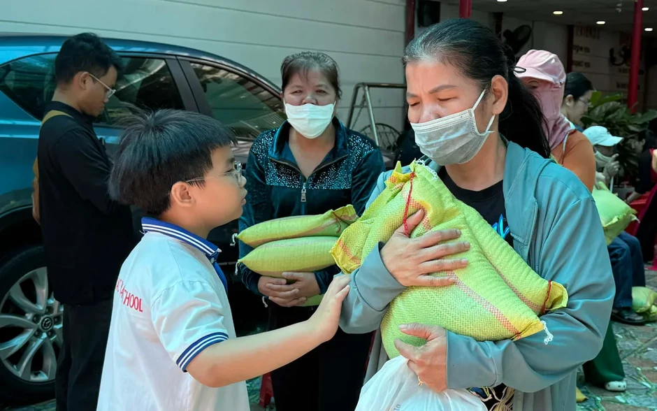 Lan tỏa tình thương từ mái trường đến những người dân khó khăn ở TP Hồ Chí Minh Lan tỏa tình thương từ mái trường đến những người dân khó khăn ở TP Hồ Chí Minh