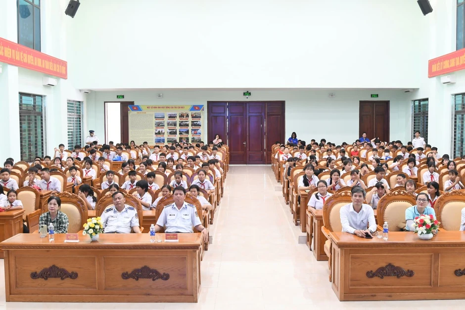 Lan tỏa tình yêu biển, đảo đến thế hệ trẻ tại Hải đoàn 32