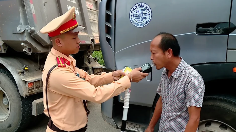Lạng Sơn: Siết chặt kỷ cương, đẩy mạnh công nghệ bảo đảm an toàn giao thông cửa khẩu Lạng Sơn: Siết chặt kỷ cương, đẩy mạnh công nghệ bảo đảm an toàn giao thông cửa khẩu