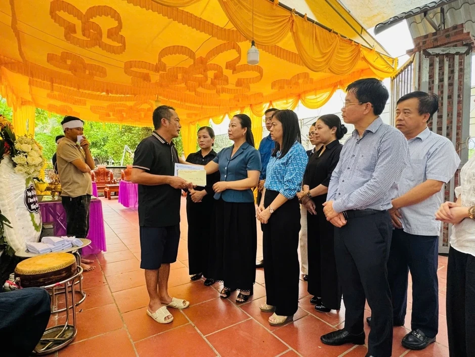 Lãnh đạo Bắc Ninh thăm hỏi gia đình nạn nhân vụ trọng án khiến 4 người tử vong Lãnh đạo Bắc Ninh thăm hỏi gia đình nạn nhân vụ trọng án khiến 4 người tử vong