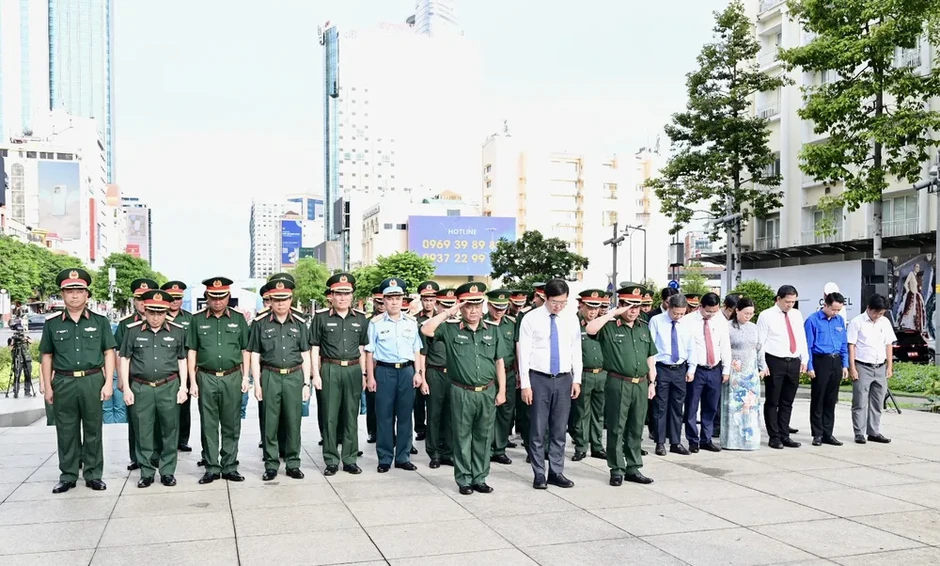 Lãnh đạo Bộ Quốc phòng và Thành ủy TPHCM dâng hoa tưởng nhớ Chủ tịch Hồ Chí Minh Lãnh đạo Bộ Quốc phòng và Thành ủy TPHCM dâng hoa tưởng nhớ Chủ tịch Hồ Chí Minh