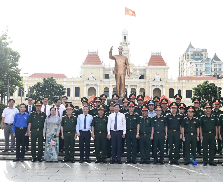 Lãnh đạo Bộ Quốc phòng và Thành ủy TPHCM dâng hoa tưởng nhớ Chủ tịch Hồ Chí Minh Lãnh đạo Bộ Quốc phòng và Thành ủy TPHCM dâng hoa tưởng nhớ Chủ tịch Hồ Chí Minh