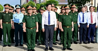 Lãnh đạo Bộ Quốc phòng và Thành ủy TPHCM dâng hoa tưởng nhớ Chủ tịch Hồ Chí Minh