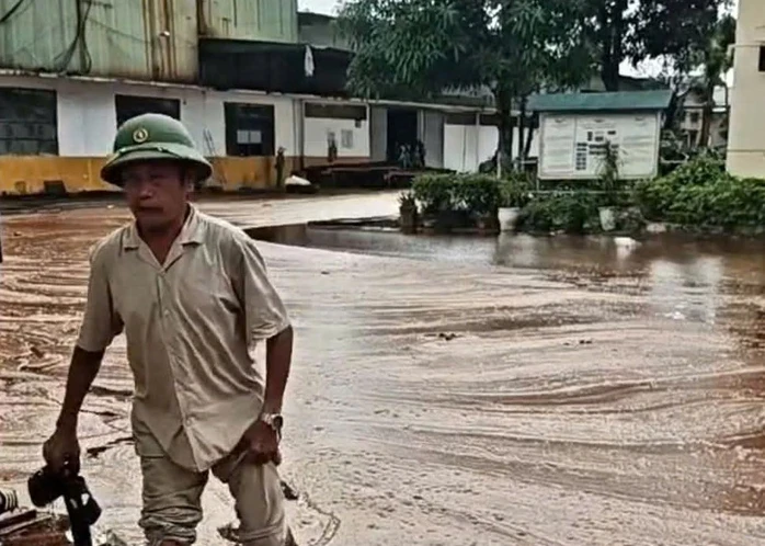 Lãnh đạo công ty nói gì về vụ sét đánh trúng nhà máy đường, gần 2.000 tấn mật mía tràn ra ngoài? Lãnh đạo công ty nói gì về vụ sét đánh trúng nhà máy đường, gần 2.000 tấn mật mía tràn ra ngoài?