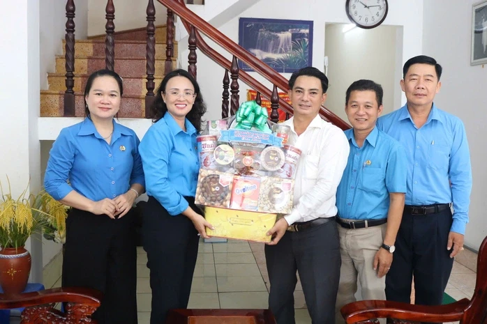 Lãnh đạo LĐLĐ TP Cần Thơ thăm, chúc mừng các cơ quan báo chí Lãnh đạo LĐLĐ TP Cần Thơ thăm, chúc mừng các cơ quan báo chí