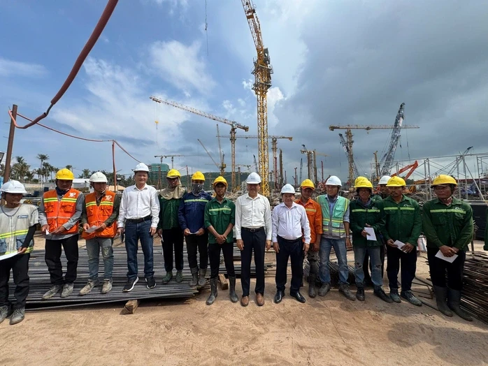 Lãnh đạo Phú Quốc thăm hỏi, tặng quà công nhân làm việc xuyên lễ 30-4 Lãnh đạo Phú Quốc thăm hỏi, tặng quà công nhân làm việc xuyên lễ 30-4
