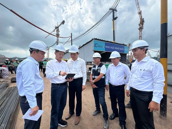 Lãnh đạo Phú Quốc thăm hỏi, tặng quà công nhân làm việc xuyên lễ 30-4 Lãnh đạo Phú Quốc thăm hỏi, tặng quà công nhân làm việc xuyên lễ 30-4