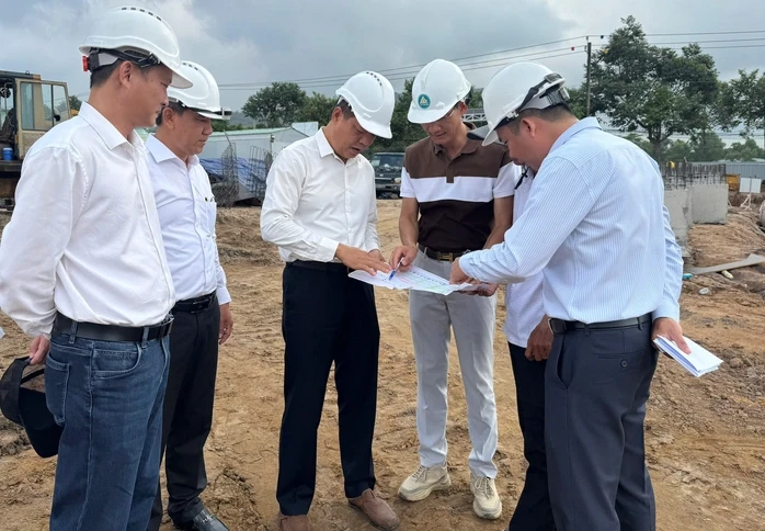 Lãnh đạo Phú Quốc thăm hỏi, tặng quà công nhân làm việc xuyên lễ 30-4 Lãnh đạo Phú Quốc thăm hỏi, tặng quà công nhân làm việc xuyên lễ 30-4