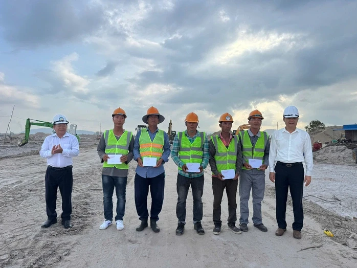 Lãnh đạo Phú Quốc thăm hỏi, tặng quà công nhân làm việc xuyên lễ 30-4 Lãnh đạo Phú Quốc thăm hỏi, tặng quà công nhân làm việc xuyên lễ 30-4