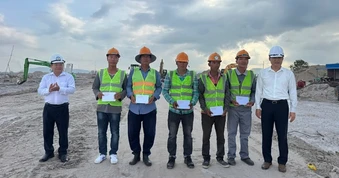 Lãnh đạo Phú Quốc thăm hỏi, tặng quà công nhân làm việc xuyên lễ 30-4