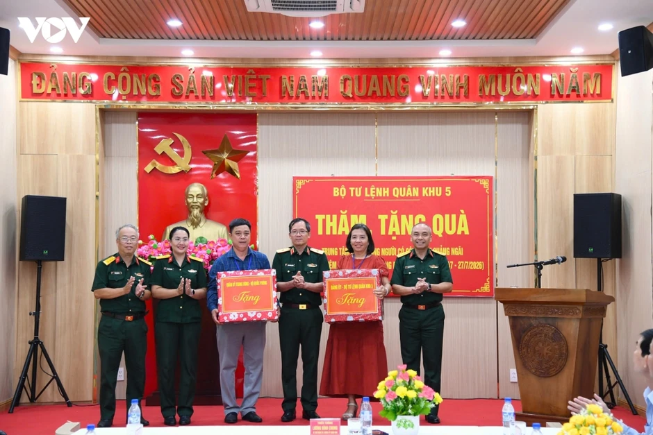 Lãnh đạo Quân khu 5 dâng hương tri ân liệt sĩ tại Quảng Ngãi Lãnh đạo Quân khu 5 dâng hương tri ân liệt sĩ tại Quảng Ngãi