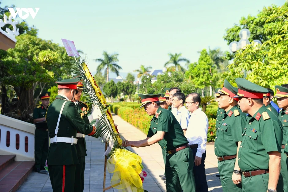 Lãnh đạo Quân khu 5 dâng hương tri ân liệt sĩ tại Quảng Ngãi Lãnh đạo Quân khu 5 dâng hương tri ân liệt sĩ tại Quảng Ngãi
