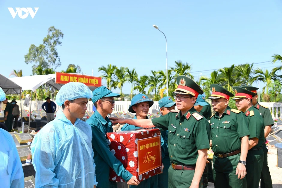 Lãnh đạo Quân khu 5 dâng hương tri ân liệt sĩ tại Quảng Ngãi Lãnh đạo Quân khu 5 dâng hương tri ân liệt sĩ tại Quảng Ngãi