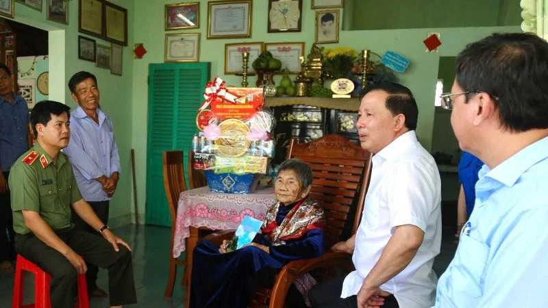 Lãnh đạo thành phố Đồng Nai thăm, tặng quà người có công với cách mạng Lãnh đạo thành phố Đồng Nai thăm, tặng quà người có công với cách mạng