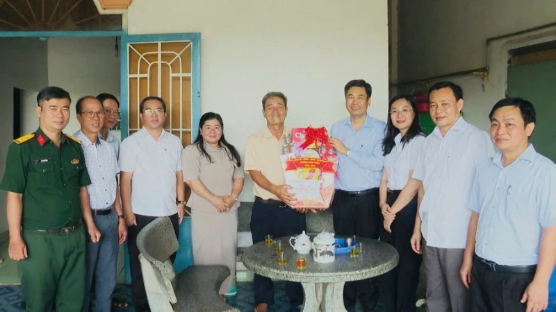 Lãnh đạo thành phố Đồng Nai thăm, tặng quà người có công với cách mạng Lãnh đạo thành phố Đồng Nai thăm, tặng quà người có công với cách mạng