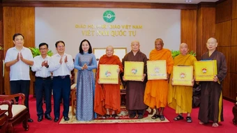 Lãnh đạo Thành phố Hồ Chí Minh chúc mừng chức sắc Phật giáo nhân Đại lễ Phật đản