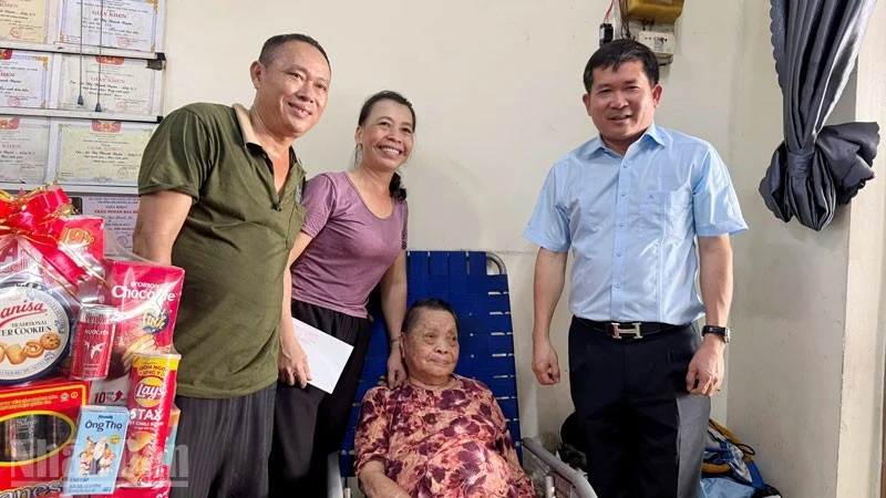 Lãnh đạo tỉnh An Giang thăm gia đình chính sách trên địa bàn Phú Quốc Lãnh đạo tỉnh An Giang thăm gia đình chính sách trên địa bàn Phú Quốc