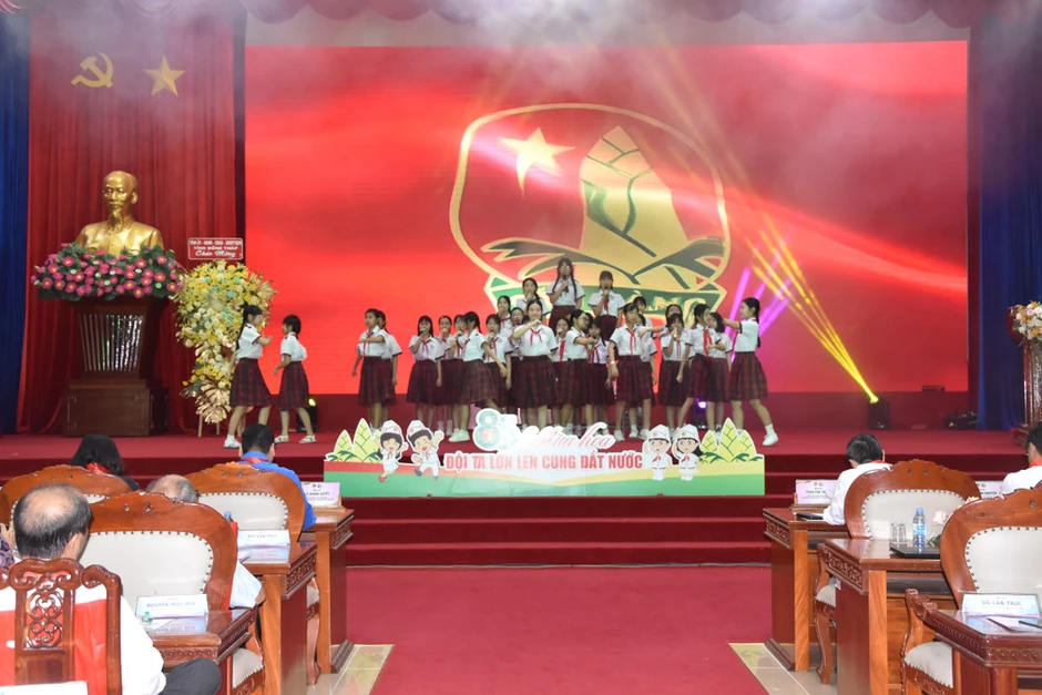 Lãnh đạo tỉnh Đồng Tháp gặp gỡ đoàn viên, thiếu nhi tiêu biểu Lãnh đạo tỉnh Đồng Tháp gặp gỡ đoàn viên, thiếu nhi tiêu biểu