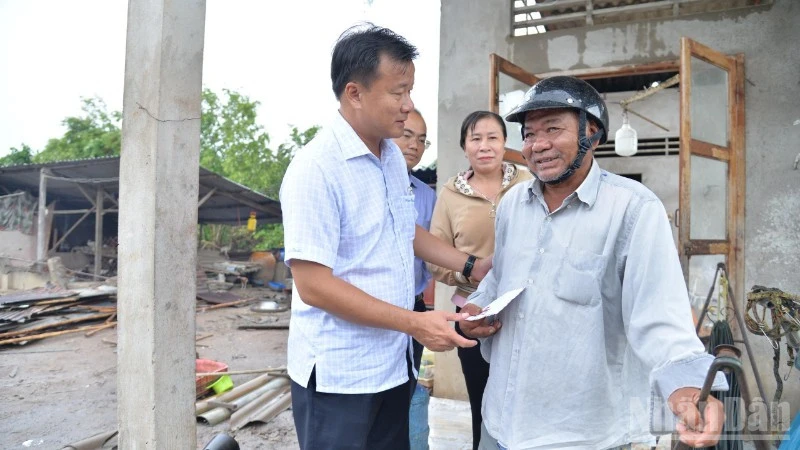 Lãnh đạo tỉnh Đồng Tháp thăm hỏi, động viên gia đình bị thiệt hại do thiên tai Lãnh đạo tỉnh Đồng Tháp thăm hỏi, động viên gia đình bị thiệt hại do thiên tai