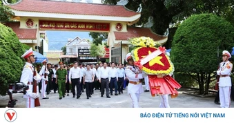 Lãnh đạo tỉnh Lai Châu tưởng niệm các Anh hùng liệt sĩ, dâng hoa tại Tượng đài Bác