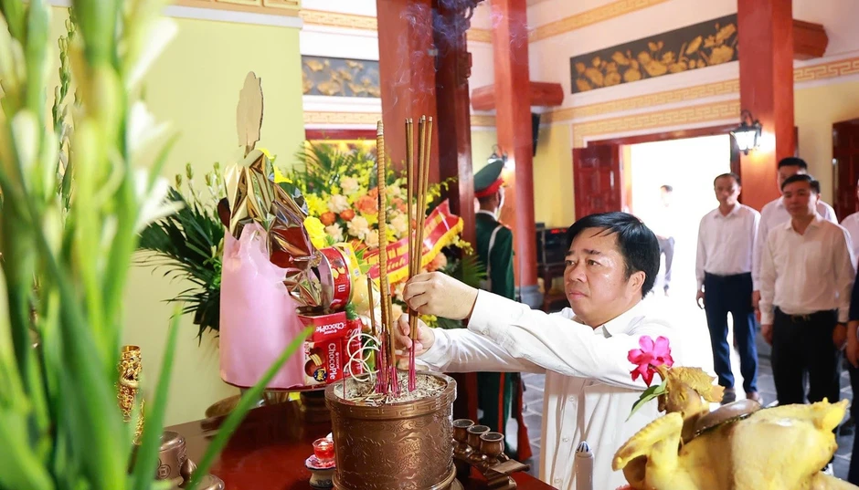 Lãnh đạo tỉnh Thái Nguyên dâng hương tại các nghĩa trang liệt sĩ