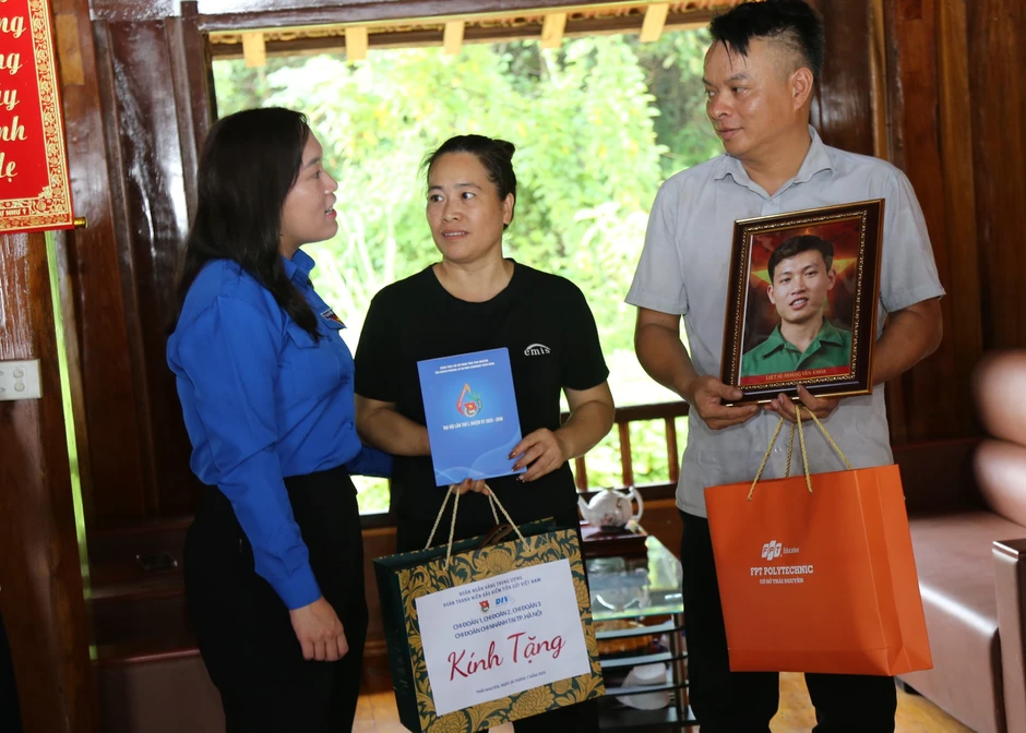 Lãnh đạo tỉnh Thái Nguyên dâng hương tại các nghĩa trang liệt sĩ
