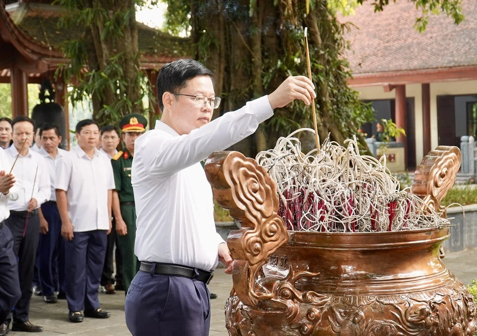 Lãnh đạo tỉnh Thái Nguyên dâng hương tại các nghĩa trang liệt sĩ
