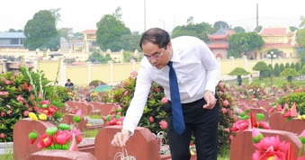 Lãnh đạo tỉnh Thái Nguyên dâng hương tại các nghĩa trang liệt sĩ