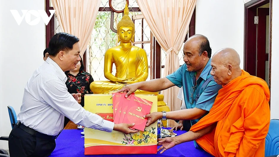 Lãnh đạo tỉnh Vĩnh Long thăm, chúc Tết Chôl Chnăm Thmây đồng bào Khmer Lãnh đạo tỉnh Vĩnh Long thăm, chúc Tết Chôl Chnăm Thmây đồng bào Khmer