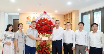 Lãnh đạo TP Đà Nẵng thăm, chúc mừng Văn phòng đại diện Báo TinVina