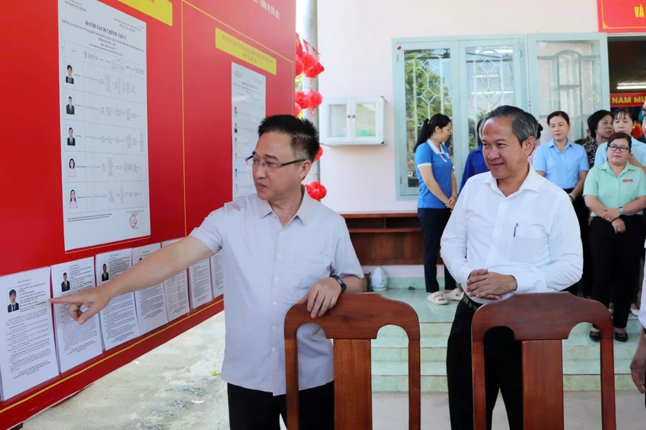 Lãnh đạo TP Hồ Chí Minh kiểm tra công tác chuẩn bị bầu cử tại phường Phú An Lãnh đạo TP Hồ Chí Minh kiểm tra công tác chuẩn bị bầu cử tại phường Phú An