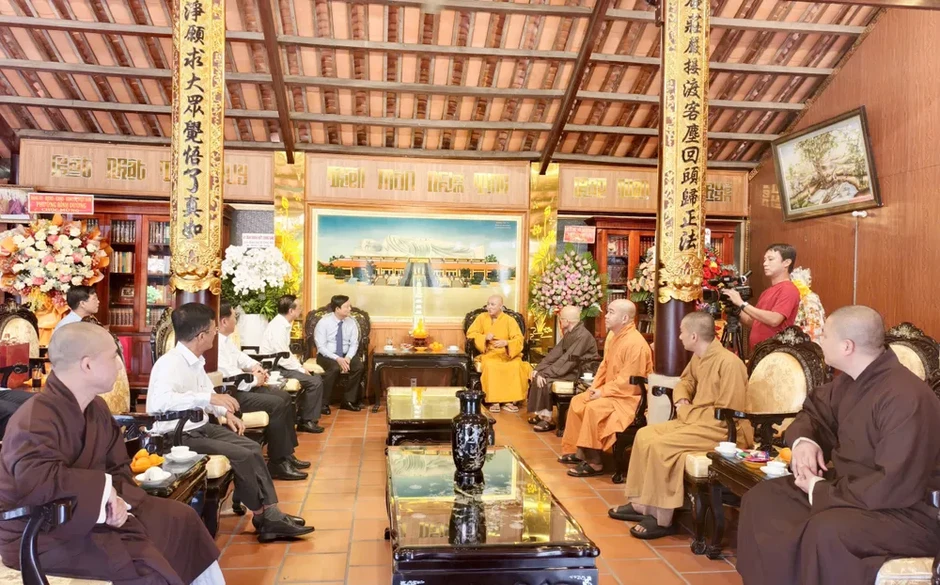 Lãnh đạo TPHCM chúc mừng Đại lễ Phật đản tại Tổ đình Hội Khánh