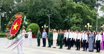 Lãnh đạo TPHCM dâng hoa, dâng hương tưởng niệm các Anh hùng liệt sĩ tại Đền tưởng niệm Liệt sĩ Bến Dược