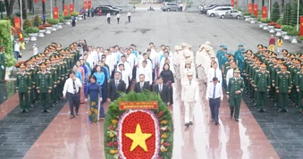 Lãnh đạo TPHCM dâng hương tưởng niệm các Anh hùng liệt sĩ tại Nghĩa trang Liệt sĩ Bình Dương
