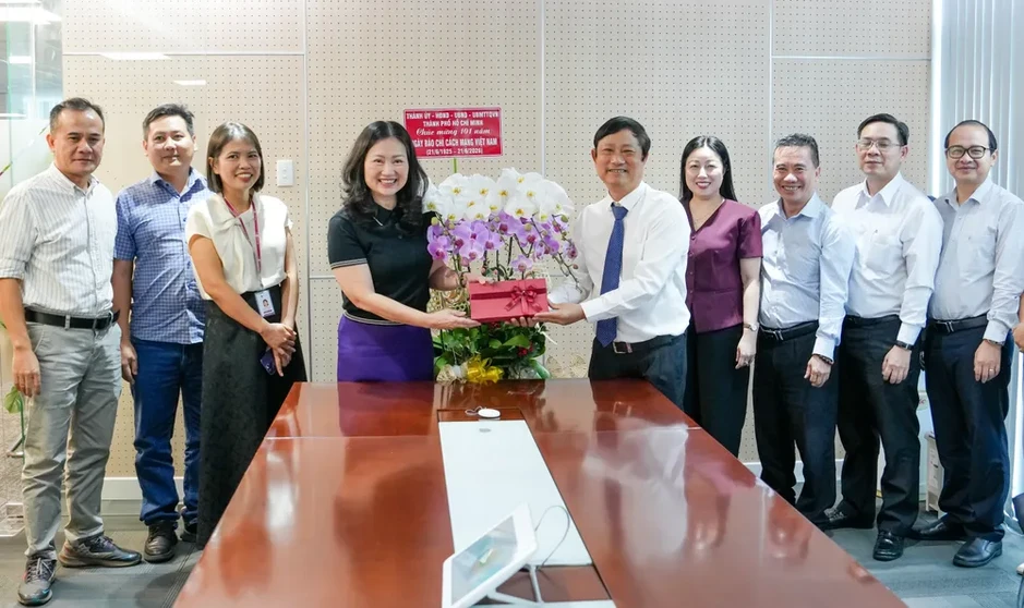 Lãnh đạo TPHCM thăm, chúc mừng các cơ quan báo chí nhân ngày 21-6 Lãnh đạo TPHCM thăm, chúc mừng các cơ quan báo chí nhân ngày 21-6