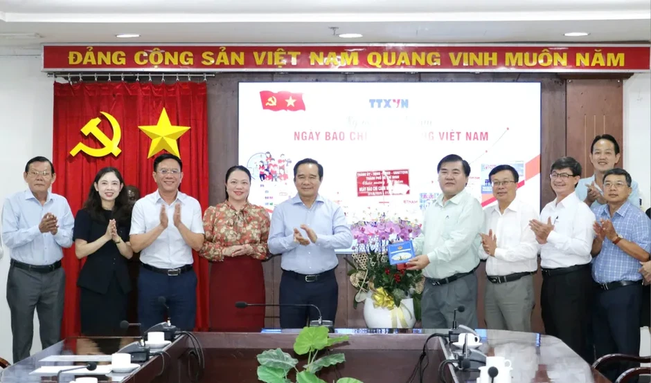 Lãnh đạo TPHCM thăm, chúc mừng các cơ quan báo chí nhân ngày 21-6 Lãnh đạo TPHCM thăm, chúc mừng các cơ quan báo chí nhân ngày 21-6