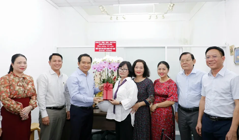 Lãnh đạo TPHCM thăm, chúc mừng các cơ quan báo chí nhân ngày 21-6 Lãnh đạo TPHCM thăm, chúc mừng các cơ quan báo chí nhân ngày 21-6