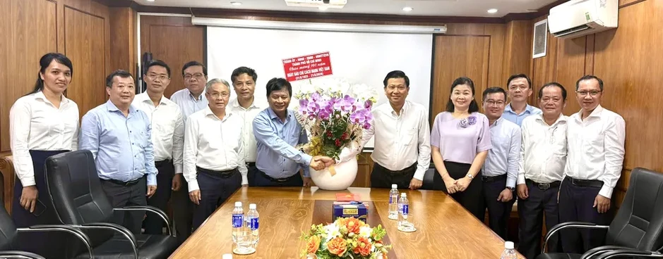 Lãnh đạo TPHCM thăm, chúc mừng các cơ quan báo chí nhân ngày 21-6 Lãnh đạo TPHCM thăm, chúc mừng các cơ quan báo chí nhân ngày 21-6