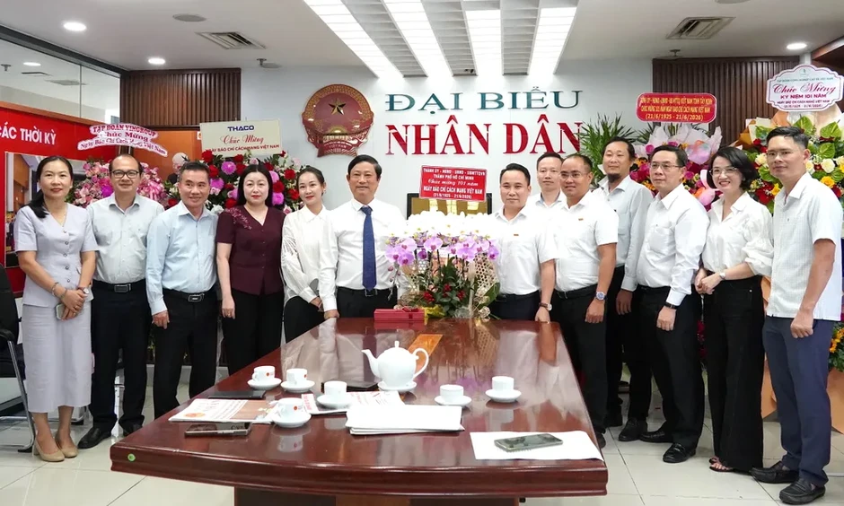 Lãnh đạo TPHCM thăm, chúc mừng các cơ quan báo chí nhân ngày 21-6 Lãnh đạo TPHCM thăm, chúc mừng các cơ quan báo chí nhân ngày 21-6