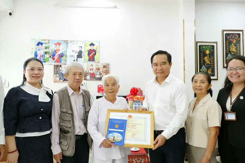 Lãnh đạo TPHCM thăm, chúc thọ người cao tuổi tiêu biểu Lãnh đạo TPHCM thăm, chúc thọ người cao tuổi tiêu biểu