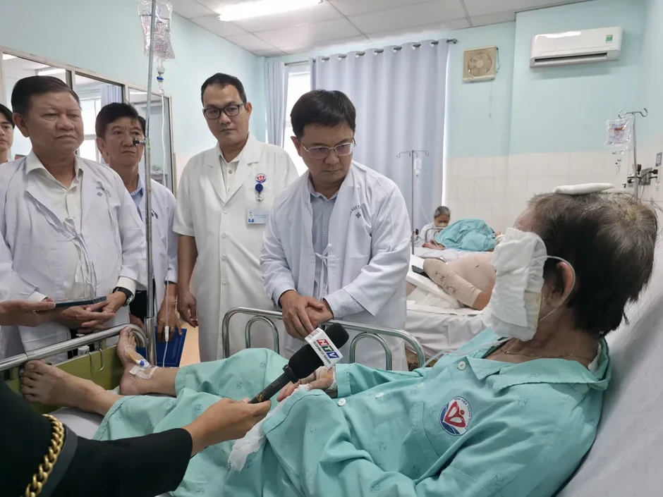 Lãnh đạo TPHCM thăm nạn nhân vụ cháy tại phường Chợ Lớn Lãnh đạo TPHCM thăm nạn nhân vụ cháy tại phường Chợ Lớn