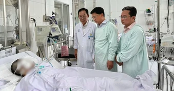 Lãnh đạo TPHCM thăm nạn nhân vụ cháy tại phường Chợ Lớn